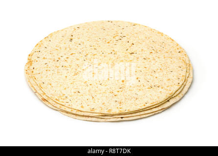 Pile de tortillas multigrains avec du son et des graines de lin isolated on white Banque D'Images