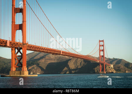 Golden Gate Bridge au lever du soleil à partir de Fort Point, San Francisco Banque D'Images