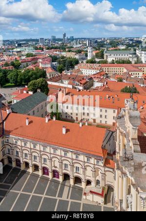 Vue sur l'université et de la vieille ville de St Johns clocher de l'Église, regardant vers la cathédrale, l'Université de Vilnius, Vilnius, Lituanie Banque D'Images