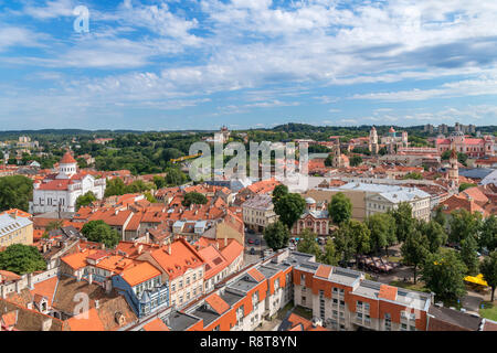 Vue sur la vieille ville de St Johns clocher de l'Église, l'Université de Vilnius, Vilnius, Lituanie Banque D'Images