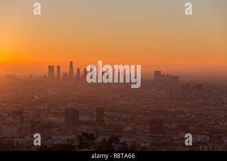 Los Angeles, Californie, USA - 16 décembre 2018 : Hazy orange aube cityscape view vers Hollywood et le centre-ville de LA. Banque D'Images