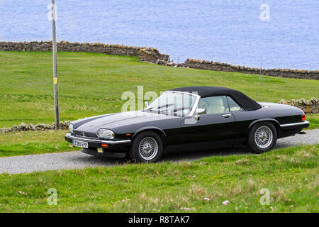 1988 Noir Jaguar XJ-S V12 convertible voiture de sport classique conduite le long de la route côtière Banque D'Images