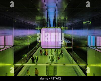 La station de U-Bahn der Linie U4 Hafencity Universität mit ihren charakteristischen Leuchtkästen Banque D'Images