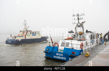 Hambourg, Allemagne. 25Th Dec 2018. Le bateau "nouvellement peintes WS 22 Afrikahöft" de la police de l'eau (l) passe le Überseebrücke sur l'Elbe au 'WS 35' dans le vieux de coloration. Les bateaux de la police de l'eau, à l'avenir être affrété par la flotte de Hambourg et occupés par la police dans le cadre d'un vaste système de gestion de parc urbain. Crédit : Daniel Bockwoldt/dpa/Alamy Live News Banque D'Images