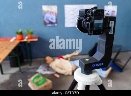 17 décembre 2018, Hessen, Gießen : une scène de crime l'appareil photo enregistre une scène de crime fictive au cours d'une conférence de presse au siège de la police dans la Hesse. La scène du crime est conçue pour offrir une visite virtuelle à 360 degrés d'une scène de crime et d'aider à résoudre des crimes. Photo : Silas Stein/dpa Banque D'Images