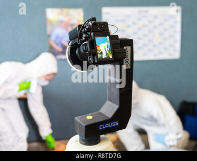 17 décembre 2018, Hessen, Gießen : une scène de crime l'appareil photo enregistre les employés de la reconnaissance publique dans une scène de crime fictive au cours d'une conférence de presse au siège de la police dans la Hesse. La scène du crime est conçue pour offrir une visite virtuelle à 360 degrés d'une scène de crime et d'aider à résoudre des crimes. Photo : Silas Stein/dpa Banque D'Images