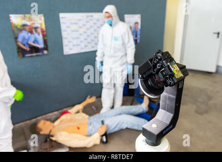 17 décembre 2018, Hessen, Gießen : une scène de crime l'appareil photo enregistre une scène de crime fictive au cours d'une conférence de presse au siège de la police dans la Hesse. La scène du crime est conçue pour offrir une visite virtuelle à 360 degrés d'une scène de crime et d'aider à résoudre des crimes. Photo : Silas Stein/dpa Banque D'Images