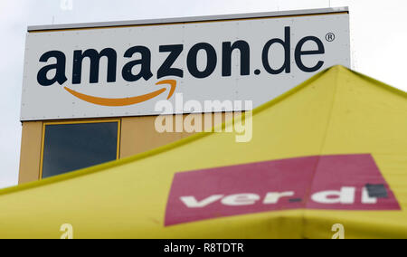 Leipzig, Allemagne. 25Th Dec 2018. Le syndicat Verdi frappe au site de Leipzig de la société de vente par correspondance Amazon US. Un logo Verdi peut être vu sur une tente de la 'strike' garde en face de l'Amazon. Le syndicat Verdi a lutté pendant des années pour qu'une convention collective sur Amazon. Avec de nouvelles grèves juste avant Noël, le conflit est maintenant entré dans la ronde suivante. Crédit : Peter Endig/dpa-Zentralbild/dpa/Alamy Live News Banque D'Images