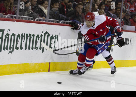 11 novembre 2018 - Washington, DC, États-Unis - Les Capitals de Washington sur Madison Bowey (22) combats pour une rondelle lâche le long des conseils scolaires pendant le jeu entre l'Arizona Coyote et les Capitals de Washington à Capital One Arena à Washington, DC Le 11 novembre 2018. (Crédit Image : © Alex Edelman/Zuma sur le fil) Banque D'Images