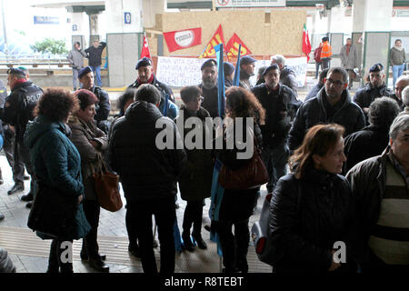 Photo Adriana Girl/LaPresse 17-12-2018 Villa San Giovanni (Reggio Calabria) Italie cronaca Ex dans Lsu-Lpu rispoda attesa di una dal Governo dans protesta nella Stazione di Villa San Giovanni Photo Adriana Girl/LaPresse 17-12-2018 Villa San Giovanni (Reggio Calabria) Italie News Ex Lsu-Lpu en attente d'une réponse du gouvernement en signe de protestation sur la gare de Villa San Giovanni Banque D'Images