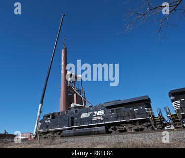 Lexington, Caroline du Nord, USA. 17 Décembre, 2018. Démolition Cheminée Dixie. Lexington, Caroline du Nord. Lexington Accueil Marques n° 1 de l'usine d'être domolished pile de fumée après incendie a détruit l'usine de fabrication autrefois prospère. La cheminée est sur Norfolk-Southern droit de passage. Le smokestak a été un point de repère et de rappel à une industrie du meuble jadis florissante dans la région et il n'était pas pratique à conserver. Crédit : Patrick Lynch/Alamy Live News Banque D'Images