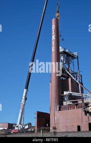 Lexington, Caroline du Nord, USA. 17 Décembre, 2018. Démolition Cheminée Dixie. Lexington, Caroline du Nord. Lexington Accueil Marques n° 1 de l'usine d'être domolished pile de fumée après incendie a détruit l'usine de fabrication autrefois prospère. La cheminée est sur Norfolk-Southern droit de passage. Le smokestak a été un point de repère et de rappel à une industrie du meuble jadis florissante dans la région et il n'était pas pratique à conserver. Crédit : Patrick Lynch/Alamy Live News Banque D'Images