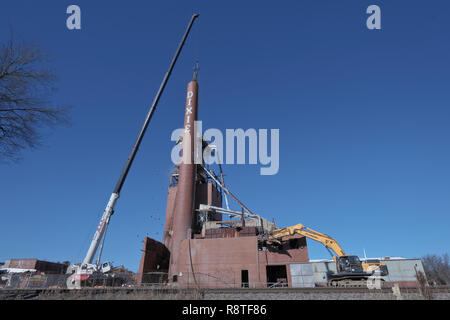 Lexington, Caroline du Nord, USA. 17 Décembre, 2018. Démolition Cheminée Dixie. Lexington, Caroline du Nord. Lexington Accueil Marques n° 1 de l'usine d'être domolished pile de fumée après incendie a détruit l'usine de fabrication autrefois prospère. La cheminée est sur Norfolk-Southern droit de passage. Le smokestak a été un point de repère et de rappel à une industrie du meuble jadis florissante dans la région et il n'était pas pratique à conserver. Crédit : Patrick Lynch/Alamy Live News Banque D'Images