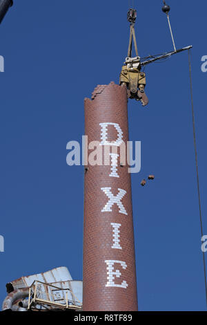 Lexington, Caroline du Nord, USA. 17 Décembre, 2018. Démolition Cheminée Dixie. Lexington, Caroline du Nord. Lexington Accueil Marques n° 1 de l'usine d'être domolished pile de fumée après incendie a détruit l'usine de fabrication autrefois prospère. La cheminée est sur Norfolk-Southern droit de passage. Le smokestak a été un point de repère et de rappel à une industrie du meuble jadis florissante dans la région et il n'était pas pratique à conserver. Crédit : Patrick Lynch/Alamy Live News Banque D'Images