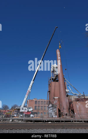 Lexington, Caroline du Nord, USA. 17 Décembre, 2018. Démolition Cheminée Dixie. Lexington, Caroline du Nord. Lexington Accueil Marques n° 1 de l'usine d'être domolished pile de fumée après incendie a détruit l'usine de fabrication autrefois prospère. La cheminée est sur Norfolk-Southern droit de passage. Le smokestak a été un point de repère et de rappel à une industrie du meuble jadis florissante dans la région et il n'était pas pratique à conserver. Crédit : Patrick Lynch/Alamy Live News Banque D'Images