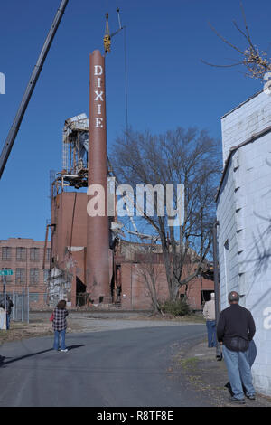 Lexington, Caroline du Nord, USA. 17 Décembre, 2018. Démolition Cheminée Dixie. Lexington, Caroline du Nord. Lexington Accueil Marques n° 1 de l'usine d'être domolished pile de fumée après incendie a détruit l'usine de fabrication autrefois prospère. La cheminée est sur Norfolk-Southern droit de passage. Le smokestak a été un point de repère et de rappel à une industrie du meuble jadis florissante dans la région et il n'était pas pratique à conserver. Crédit : Patrick Lynch/Alamy Live News Banque D'Images