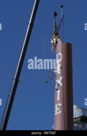 Lexington, Caroline du Nord, USA. 17 Décembre, 2018. Démolition Cheminée Dixie. Lexington, Caroline du Nord. Lexington Accueil Marques n° 1 de l'usine d'être domolished pile de fumée après incendie a détruit l'usine de fabrication autrefois prospère. La cheminée est sur Norfolk-Southern droit de passage. Le smokestak a été un point de repère et de rappel à une industrie du meuble jadis florissante dans la région et il n'était pas pratique à conserver. Crédit : Patrick Lynch/Alamy Live News Banque D'Images