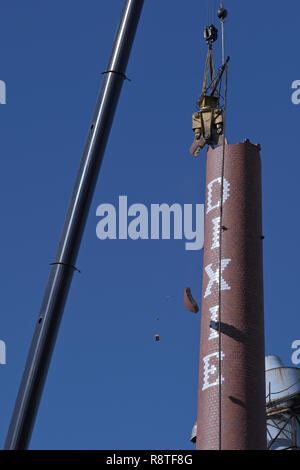 Lexington, Caroline du Nord, USA. 17 Décembre, 2018. Démolition Cheminée Dixie. Lexington, Caroline du Nord. Lexington Accueil Marques n° 1 de l'usine d'être domolished pile de fumée après incendie a détruit l'usine de fabrication autrefois prospère. La cheminée est sur Norfolk-Southern droit de passage. Le smokestak a été un point de repère et de rappel à une industrie du meuble jadis florissante dans la région et il n'était pas pratique à conserver. Crédit : Patrick Lynch/Alamy Live News Banque D'Images