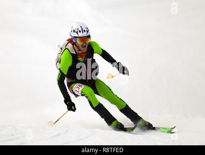 15 décembre 2018 : Pro ski mountaineering racer, Cam Smith # 130, près de l'achèvement de sa troisième place dans la difficile United States Ski Alpinisme course individuelle de l'Association. Arapahoe Basin Ski Area, Dillon, Colorado. Banque D'Images