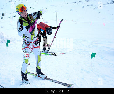 15 décembre 2018 : Women's ski mountaineering racer, Michela Adrian # 130 s'applique, peaux de ses skis au cours de la difficile United States Ski Alpinisme course individuelle de l'Association. Arapahoe Basin Ski Area, Dillon, Colorado. Banque D'Images