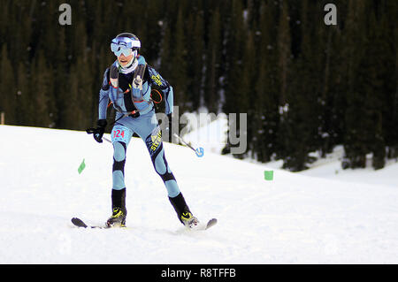 15 décembre 2018 : U17 de course de ski alpinisme, George Beck # 324, entre dans l'une des nombreuses zones de transition durant la difficile United States Ski Alpinisme course individuelle de l'Association. Arapahoe Basin Ski Area, Dillon, Colorado. Banque D'Images