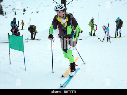 15 décembre 2018 : le coureur de ski alpinisme, John O'Neill # 107, quitte l'aire de transition après l'application de peaux de ses skis au cours de la difficile United States Ski Alpinisme course individuelle de l'Association. Arapahoe Basin Ski Area, Dillon, Colorado. Banque D'Images