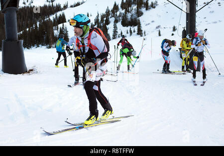 15 décembre 2018 : le coureur de ski alpinisme, Timothy Bishop # 156, quitte l'aire de transition après l'application de peaux de ses skis au cours de la difficile United States Ski Alpinisme course individuelle de l'Association. Arapahoe Basin Ski Area, Dillon, Colorado. Banque D'Images