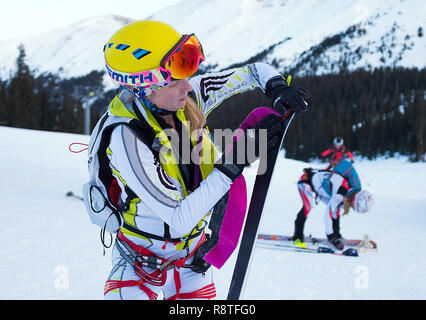 15 décembre 2018 : Women's ski mountaineering racer, Michela Adrian # 130 s'applique, peaux de ses skis au cours de la difficile United States Ski Alpinisme course individuelle de l'Association. Arapahoe Basin Ski Area, Dillon, Colorado. Banque D'Images