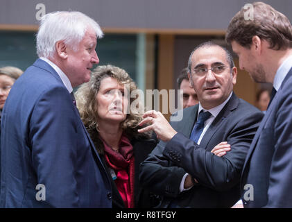 06 décembre 2018, Belgique, Bruxelles : 06.12.2018, Belgique, Bruxelles : le ministre allemand de l'Intérieur, de la construction et de la Communauté Horst Seehofer Lorenz (L) parle avec le ministre Junior Français attaché au ministère de l'intérieur Laurent Nunez (R) avant une réunion de l'UNION EUROPÉENNE Ministre des affaires intérieures, dans le Bâtiment Justus Lipsius, siège du Conseil européen, le 6 décembre 2018 à Bruxelles, Belgique. Les ministres devraient discuter d'une proposition de règlement sur les frontières de l'Europe et de la Garde côtière. - Pas de service de fil Photo : Thierry Monasse/dpa Banque D'Images