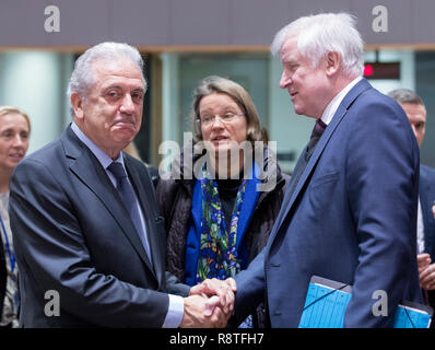 06 décembre 2018, Belgique, Bruxelles : 06.12.2018, Belgique, Bruxelles : la migration de l'UE, les affaires intérieures et commissaire à la citoyenneté Dimitris Avramopoulos (L) parle avec le Ministre allemand de l'Intérieur, de la construction et de la Communauté Horst Seehofer Lorenz (R) avant une réunion de l'UNION EUROPÉENNE Ministre des affaires intérieures, dans le Bâtiment Justus Lipsius, siège du Conseil européen, le 6 décembre 2018 à Bruxelles, Belgique. Les ministres devraient discuter d'une proposition de règlement sur les frontières de l'Europe et de la Garde côtière. - Pas de service de fil Photo : Thierry Monasse/dpa Banque D'Images