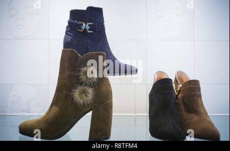 Athènes, Grèce. 25Th Dec 2018. Hautes chaussures de talon sont vues affichées dans un magasin dans le centre d'Athènes. Credit : Loannis Alexopoulos/SOPA Images/ZUMA/Alamy Fil Live News Banque D'Images