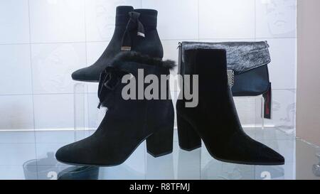 Athènes, Grèce. 25Th Dec 2018. Hautes chaussures de talon sont vues affichées dans un magasin dans le centre d'Athènes. Credit : Loannis Alexopoulos/SOPA Images/ZUMA/Alamy Fil Live News Banque D'Images