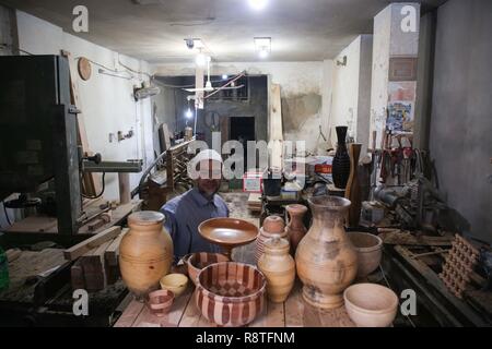 La ville de Gaza, la bande de Gaza, en Palestine. 25Th Dec 2018. Mohammed Hassouneh âgé de 62 ans de la ville de Gaza, Palestiniens Hassouneh travaille dans la décoration en bois, il la décoration des mosquées et fait des dons. Credit : Hassan Jedi et Quds Net News Wire/ZUMA/Alamy Live News Banque D'Images