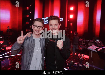 16 décembre 2018, Berlin : Candidat Samuel Rösch remporte la finale du casting show 'Voix de l'Allemagne" et membre du jury Michael Patrick Kelly (r) félicite. Photo : Jörg Carstensen/dpa Banque D'Images