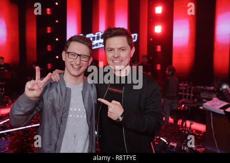 16 décembre 2018, Berlin : Candidat Samuel Rösch remporte la finale du casting show 'Voix de l'Allemagne" et membre du jury Michael Patrick Kelly (r) félicite. Photo : Jörg Carstensen/dpa Banque D'Images