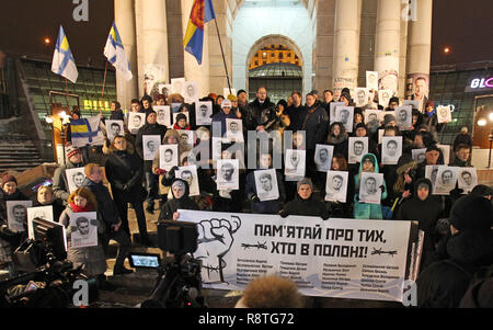 Kiev, Ukraine. 25Th Dec 2018. Les protestataires sont vues tenant une bannière et des portraits d'Ukrainiens capturé et emprisonné par les Russes pendant le rallye.ukrainiens a tenu la manifestation en soutien de la marine ukrainienne 24 marins qui ont été saisis par les Russes au cours de l'incident du détroit de Kertch le 25 novembre 2018, et d'autres prisonniers politiques ukrainiens en Russie, la criminalité et la zone de conflit de l'Est de l'Ukraine. Credit : ZUMA Press, Inc./Alamy Live News Banque D'Images