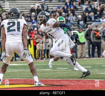 Albuquerque, Nouveau Mexique. Le 15 décembre, 2018. L'Utah State Aggies receveur Ron'quavion Tarver (1) franchit la ligne d'or de la deuxième moitié de la 13e édition de New Mexico Bowl entre North Texas Mean Green et Utah State Aggies sur terrain de la succursale à Dreamstyle Stadium à Albuquerque, Nouveau Mexique. État de l'Utah a battu North Texas 52-13 droit Crédit Ã' © Lou Novick/Cal Sport Media/Alamy Live News Banque D'Images