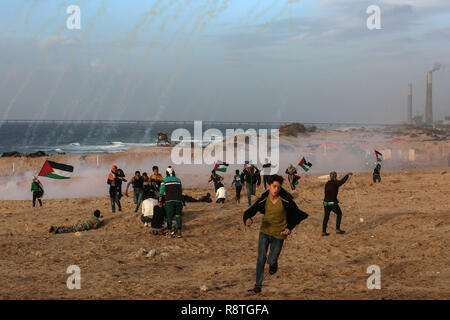 La bande de Gaza. 25Th Dec 2018. Des manifestants palestiniens en conflit avec les troupes israéliennes sur une plage près de la frontière avec Israël dans le nord de la bande de Gaza, le 17 décembre 2018. Source : Xinhua/Alamy Live News Banque D'Images