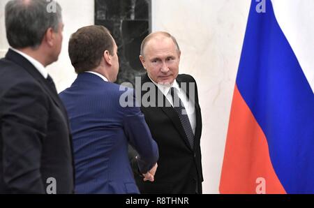 Moscou, Russie. 25Th Dec 2018. Le président russe Vladimir Poutine accueille le premier ministre Dmitri Medvedev, centre, avant de présider une réunion de la Fédération de Conseil de sécurité au Kremlin, le 17 décembre 2018 à Moscou, Russie. Credit : Planetpix/Alamy Live News Banque D'Images