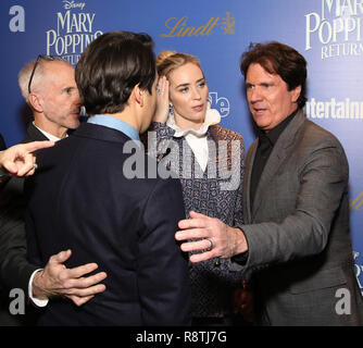 New York, New York, USA. 25Th Dec 2018. John Deluca, Emily Blunt, Lin-Manuel Miranda et Rob Marshall assiste à une projection de "Mary Poppins' organisé par la société au théâtre cinéma SVA le 17 décembre, 2018 à New York. Crédit : Walter McBride/MediaPunch MediaPunch Crédit : Inc/Alamy Live News Banque D'Images