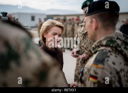 18 décembre 2018, l'Afghanistan, Masar-I-Scharif : Le ministre de la défense, Ursula von der Leyen (CDU) Déploiement des prix des médailles à des soldats de la Bundeswehr au camp Marmal à Masar-i-Scharif, Afghanistan. Von der Leyen est en Afghanistan pour la traditionnelle visite des troupes avant Noël. Photo : Kay Nietfeld/dpa Banque D'Images