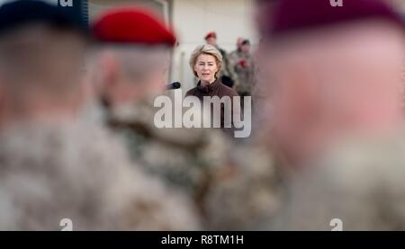 18 décembre 2018, l'Afghanistan, Masar-I-Scharif : Le ministre de la défense, Ursula von der Leyen (CDU) parle de soldats de la Bundeswehr au Camp Marmal à Masar-i-Scharif en Afghanistan. Von der Leyen est en Afghanistan pour la traditionnelle visite des troupes avant Noël. Photo : Kay Nietfeld/dpa Banque D'Images