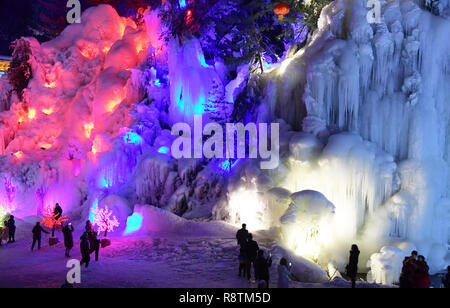 La Chine Linxia, Province de Gansu. Dec 16, 2018. Les touristes admirent les glaçons à Dadunxia scenic spot dans la préfecture autonome hui Linxia, nord-ouest de la Chine, la province de Gansu, le 16 décembre 2018. Credit : Shi Youdong/Xinhua/Alamy Live News Banque D'Images