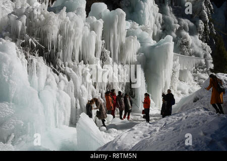 La Chine Linxia, Province de Gansu. Dec 16, 2018. Les touristes admirent les glaçons à Dadunxia scenic spot dans la préfecture autonome hui Linxia, nord-ouest de la Chine, la province de Gansu, le 16 décembre 2018. Credit : Shi Youdong/Xinhua/Alamy Live News Banque D'Images