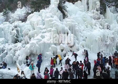 La Chine Linxia, Province de Gansu. Dec 16, 2018. Les touristes admirent les glaçons à Dadunxia scenic spot dans la préfecture autonome hui Linxia, nord-ouest de la Chine, la province de Gansu, le 16 décembre 2018. Credit : Shi Youdong/Xinhua/Alamy Live News Banque D'Images