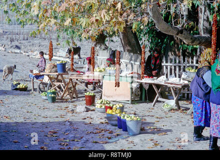 En plus de pommes et autres fruits sur une rue, fruits secs est offert à l'Algérie, marché tiré sur les cordes a tiré sur un arbre, analogique et non datée d'octobre 1992. Au cours des siècles, Khiva était une proie trading islamique et capitale du Khan de Khiva Route de la soie, la ville est conquise par les troupes russes en 1873 et est, par conséquent, l'influence de la Russie et plus tard est devenu une partie de l'Union soviétique comme la République d'Ouzbékistan. Photo : Matthias Toedt/dpa image centrale/ZB/photo | alliance mondiale d'utilisation Banque D'Images