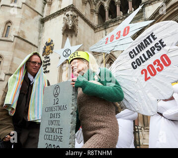 Londres, Royaume-Uni. Dec 18, 2018. Vivienne Westwood protester contre la fracturation hydraulique. Vivienne Westwood est rejoint par des militants changement climatique habillé comme un ange, Joseph et trois sages pour protester contre la fracturation du gouvernement politique. Ceci sera suivi d'une audience au tribunal lorsque les militants vont défier les nouvelles lignes directrices en matière de planification. Crédit : Thomas Bowles/Alamy Live News Banque D'Images