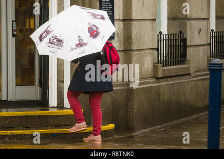 Pays de Galles Aberystwyth UK, mardi 18 décembre 2018 Météo France : un jour pluvieux et venteux à Aberystwyth, Pays de Galles avec le Met Office d'envoyer une autre 'yellow' avertissement de forte pluie et le risque d'inondations et perturbateurs mauvaise conditions de conduite pour la plupart de pays de Galles et le sud-ouest de l'Angleterre Crédit photo : Keith Morris/Alamy Live News Banque D'Images