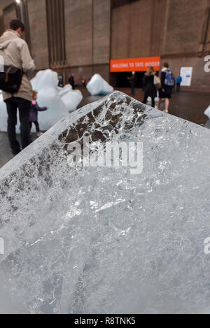 Tate Modern, Londres, Royaume-Uni. Dec 18, 2018. 'Ice Watch', un bloc de glace par l'installation de l'artiste Olafur Eliasson et Minik Rosing en dehors de la Tate Modern de Londres. Vingt quatre blocs de glace provenant de l'Nuup Kangerlua fjord au Groenland après se désolidarise de l'inlandsis. En raison du réchauffement de la planète plus d'icebergs sont produits, et contribuer à la hausse du niveau de la mer. Crédit : Matthieu Chattle/Alamy Live News Banque D'Images