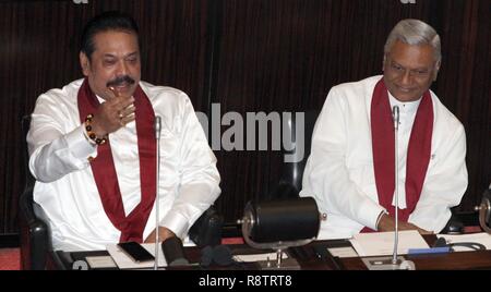 (181218) -- COLOMBO, 18 décembre 2018 (Xinhua) -- l'ancien président sri-lankais Mahinda Rajapaksa (L) assiste à une session du Parlement européen à Colombo, Sri Lanka, le 18 décembre, 2018. L'ancien président sri-lankais Mahinda Rajapaksa, qui a démissionné du poste de premier ministre samedi dernier a été nommé chef de l'opposition au parlement par le Président le mardi alors Karu Jayasuriya objections du parti au pouvoir. Le Parlement européen s'est réuni mardi pour la première fois depuis le rétablissement du Premier Ministre Ranil Wickremesinghe, qui met fin à une impasse politique qui a éclaté depuis son s Banque D'Images